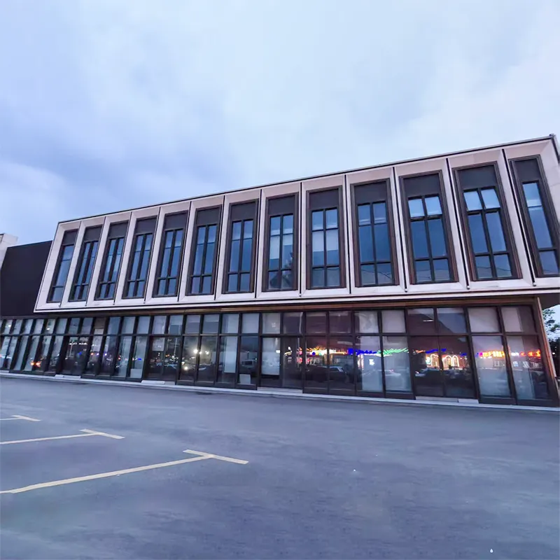 Kính treo tường là gì và nó có thể biến đổi các tòa nhà thương mại hiện đại như thế nào