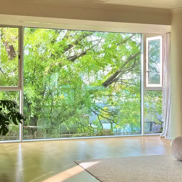 Cửa sổ kính suốt từ trần đến sàn bằng hợp kim nhôm